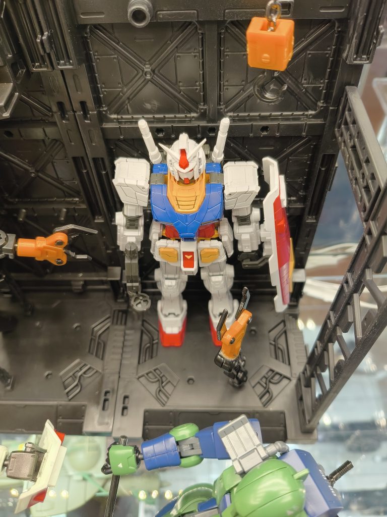 素組みの色も綺麗このキットからガンプラ始める子供たちが少し羨ましい万博には全く興味ないけどよくぞコラボしてくれたと感謝、万博で感激した子供たちがファーストガンダムから追っかけでプラモ製作が流行りますようにそしたらバンダイナムコさんも本気で生産数爆上げしてくれるかも？