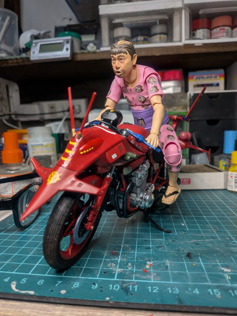 ブリッジ上部の主砲は廃止し、仮面ライダーっぽくアンテナに変更。変なおじさんもかっこよく見えますw