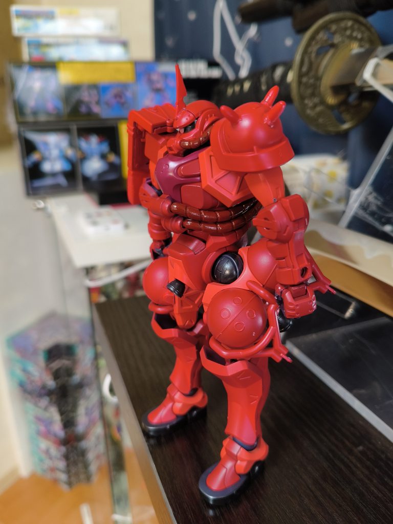 頭部の角は旧キットのシャー専用ゲルググの物を使ったら結構長い