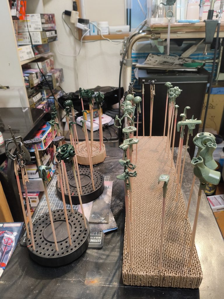 いつもの事だが塗装棒をツールウォッシュ少量で素早く綺麗に手入れ出来ないか？考える日々洗浄溶剤は在庫沢山抱えると非常に危険なので無くなりかけては買うのがなんか嫌です