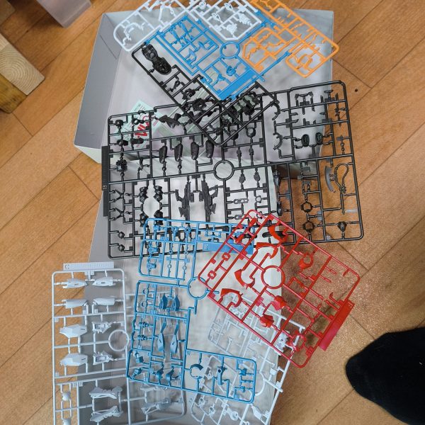 頭だけで11パーツもある組み立て説明図2コマ目の(B㊵)パーツなんて絵面の道理にそっと乗せて次の3コマ目の(B㊶)でほぼ固定しないと上手く組み立てられなかったので10分ほど爪の先程のパーツを持ったまま途方に暮れましたコレって私が鈍臭いだけかも知れないがいや!(そうは認めたくないものだ) (2枚目)