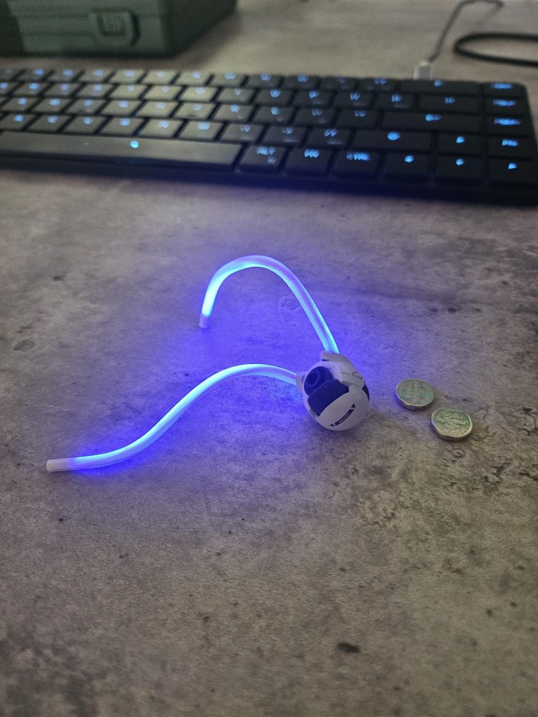 頭部はHGターンエーを使用しました。画像のものとは違いますが、CR1025という規格のコイン電池がギリ入ります。なので配線を露出させずに、頭部だけで電飾ができました。