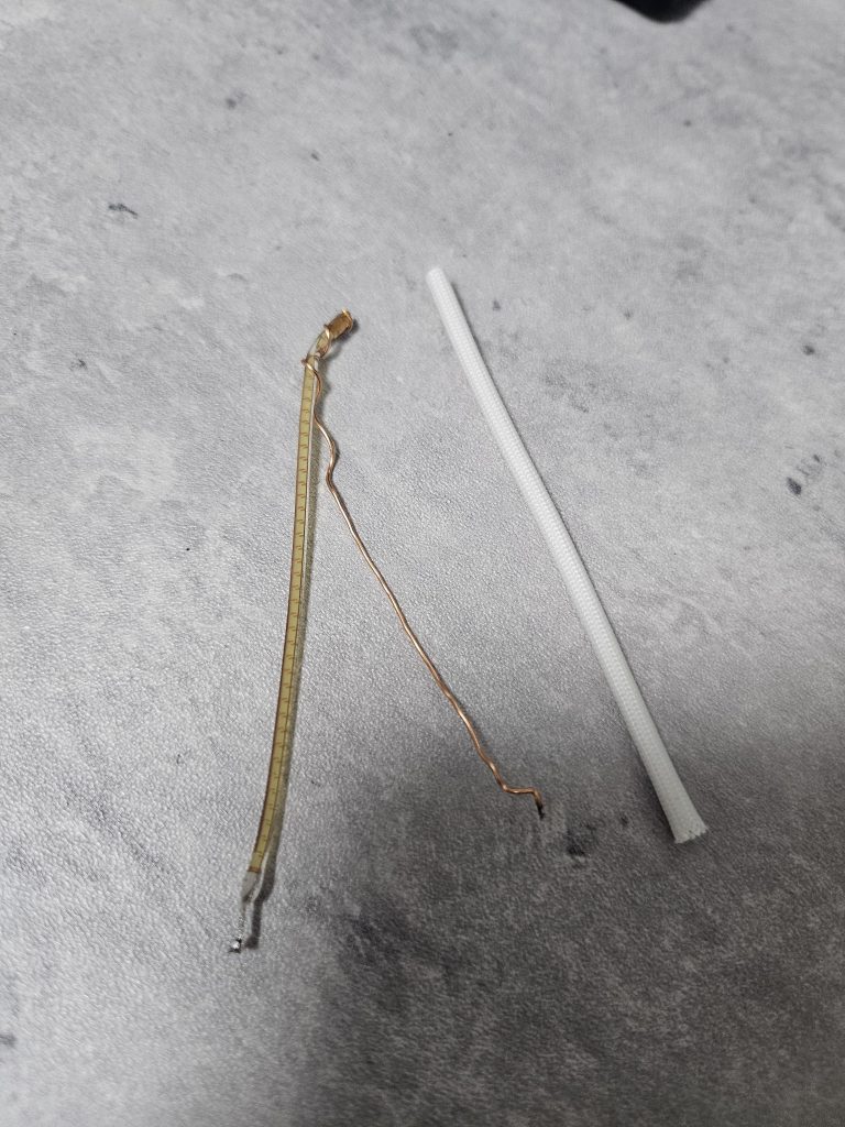 頭部の触手の中身です。LEDチューブなるものを芯に、エナメル線を巻き付けて保持&回路にしています。外殻にはエクシルチューブなるファイバー製のスリーブを被せ、LED光を拡散させるイメージ