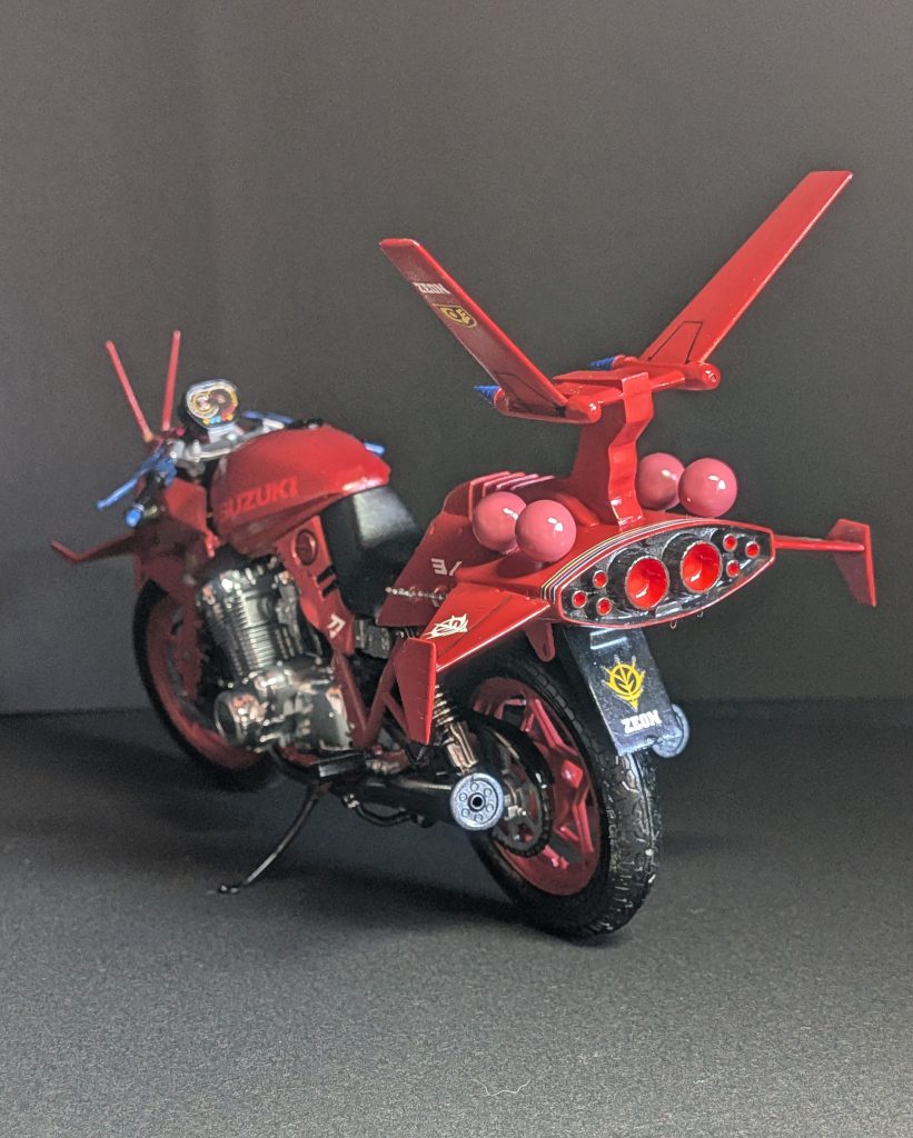 特撮ヒーローが搭乗するバイクっぽく、ナンバープレートやミラー、テールランプ、ウインカー等を排除し、公道で普通に走るのとは違う雰囲気を出してみました。