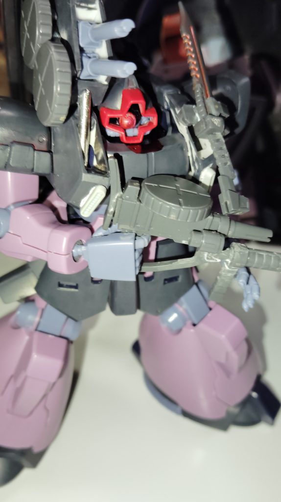 ザクマシンガンのバレルとストックを短縮、サブマシンガン的な見た目に余った物でグレネードを付けました、