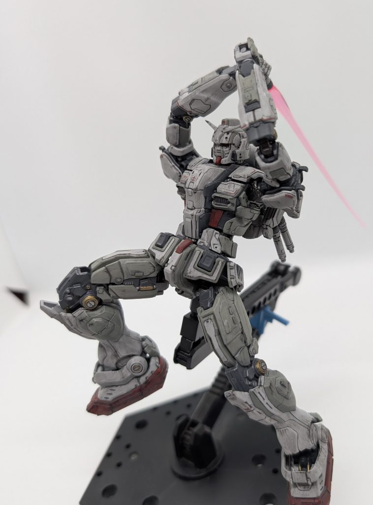 真っ向唐竹割り！腕周りはかなり柔軟に動くので、このような躍動感あるポーズも何のその！しかし、元のディテールが細かく、墨入れはかなり苦労しました…