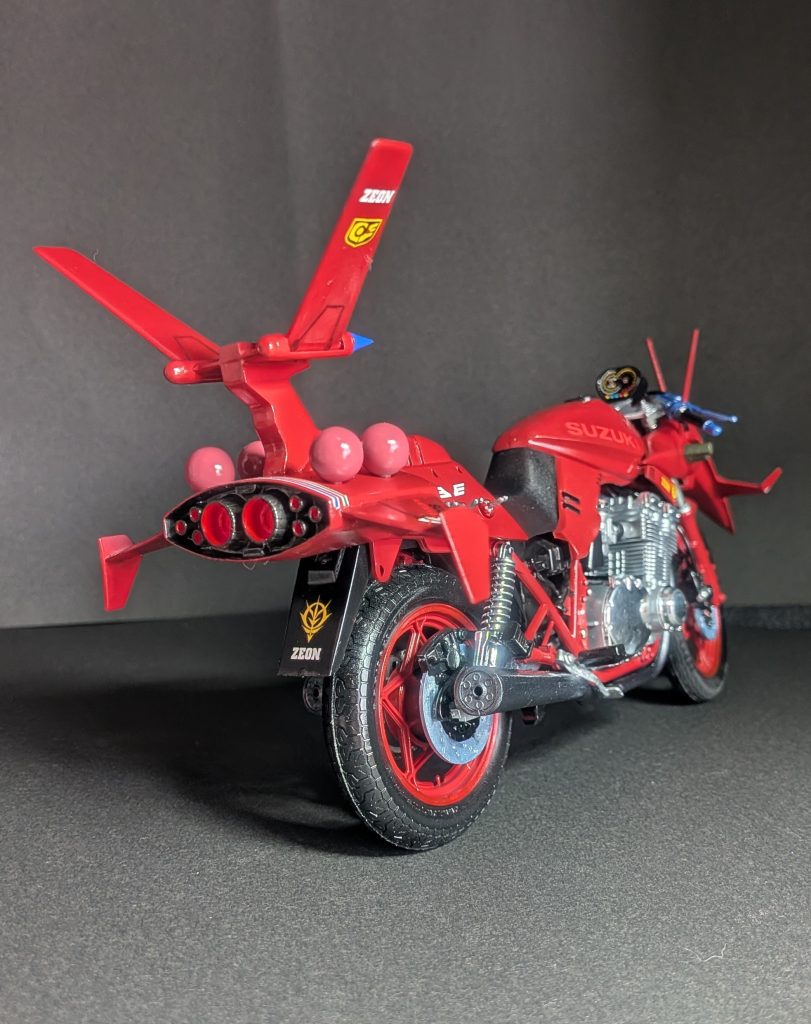 KATANAの前後にグワジンを付けただけなのですが、丸いタンク等グワジンの特徴が目立つのでKATANAベースとは言え別物のバイクになりました。