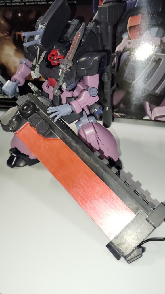 やっぱりプラバン工作は苦手、色のおかげでなんとか剣っぽく見えてる、しかも何も考えずプラバン積層してあるせいで保持なんてできたもんじゃない