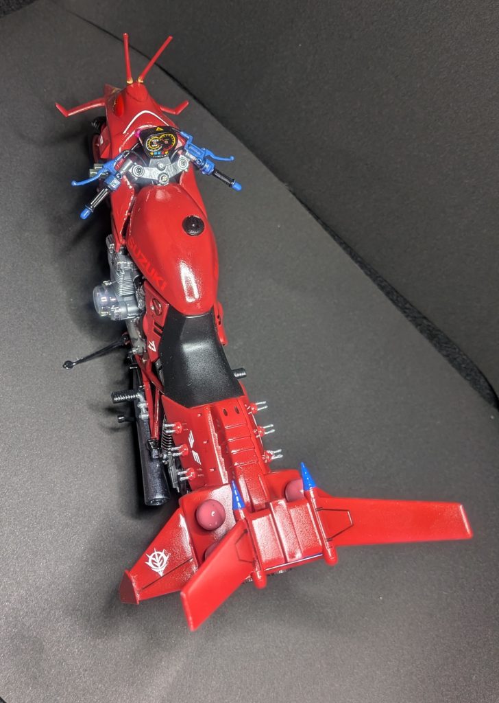 こんな羽根の付いたバイクが公道を走れるわけありませんもんねwジオン公国:ズムシティの警護用なんて妄想もありかな…w