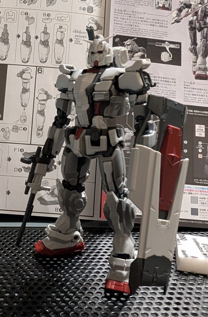 素組み。この時点だとかなりのっぺりしてましたが、塗装と墨入れだけでもだいぶ化けるキットです！リアルさとミリタリー感がありつつも、近未来的なデザインでもあるので、今までのガンダムとは一味違う雰囲気がたまらなかったです✨ただ、形のわりにはアクションさせるより、ドッシリしたポーズのほうが様になってるような気がしました🤔今回は以上になります！ここまでご覧下さりありがとうござきました！🙏