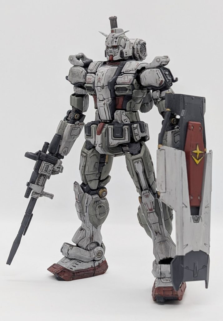 まずは素立ち。最初はEZ-8に似てるなぁ、と思ってましたが、首から下はもはや別物…。なで肩、というわけでもないですが、独特な肩回りや足の短さがずっと気になってましたが、イジってるうちに「味があって良いなぁ」と思うようになってきました。不思議なもんです(爆)