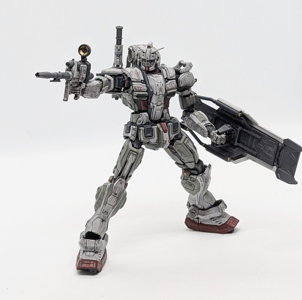 ビームライフルをぶっ放すガンダムEX！劇中ではジオニックフロントさながらの恐怖感と迫力がありました！今回は素組みですが、これでも全塗装です。下半身にグレーを集中させすぎて、印象が少し暗くなってしまいましたが、個人的には気に入っています！