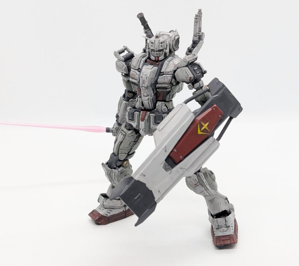 ビームサーベル抜刀！左肩に予備含めて3つも携帯してるのは珍しいですよね〜。でもこの独特なデザインが男心に刺さり、「こういうのも有りだな」と思わせてくれました