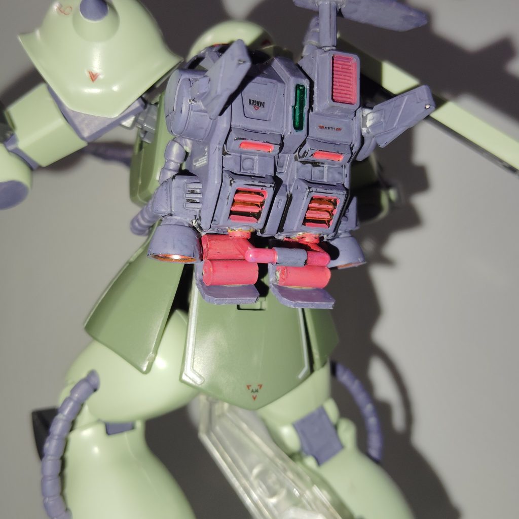 バックパックはGフレームのザクII R1のものをいじってそれっぽくしました。後ろに倒れる度にスタビライザーが折れていたのでちょっと汚くなってる