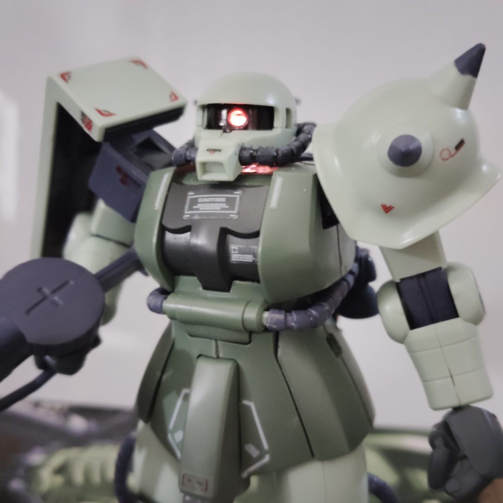 モノアイが光ります。明るくても結構見えるんですけど、どうせなら暗く