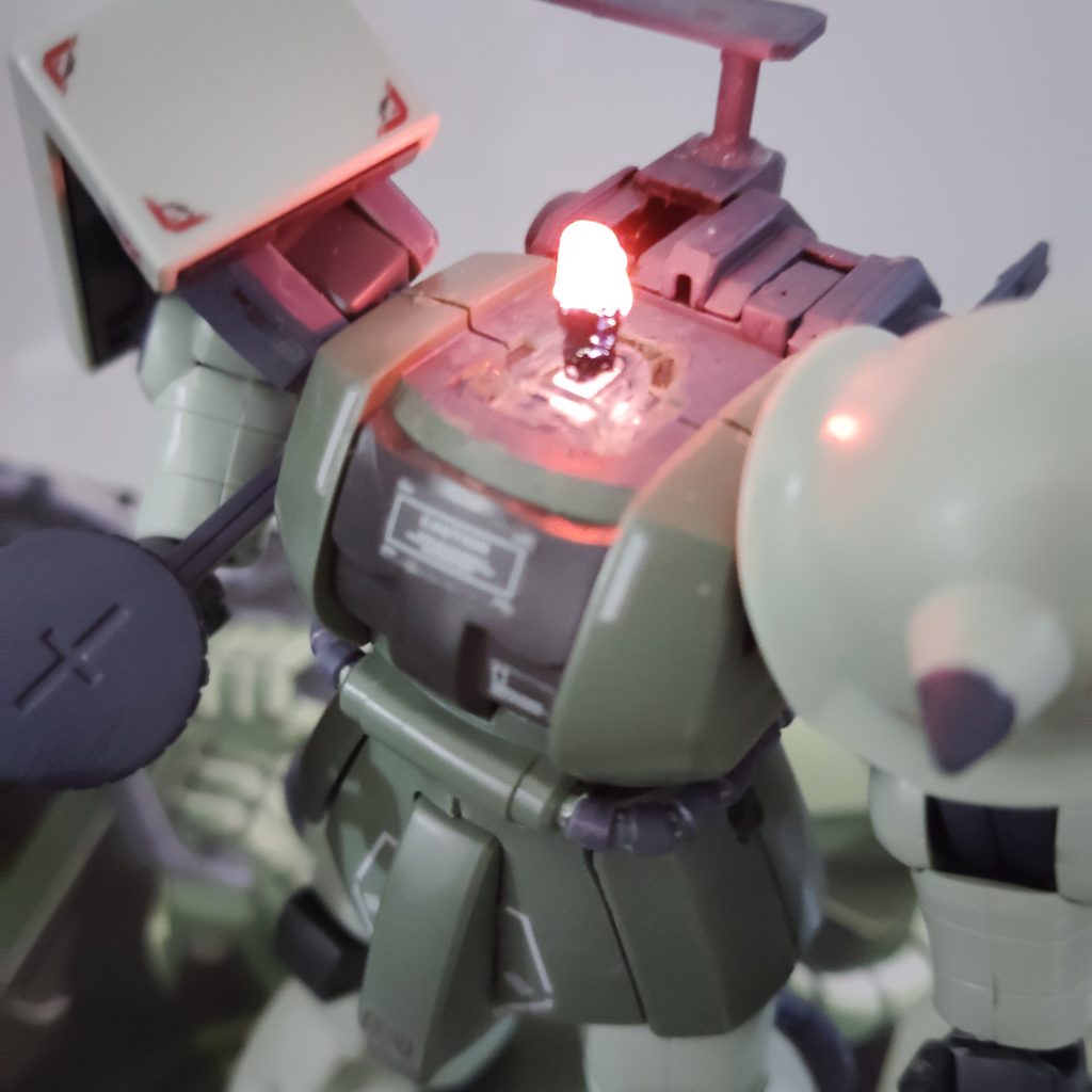 光源はメカニカルバストのルミナスユニット、それに高さが合うまで瞬間接着剤を付けたものです。