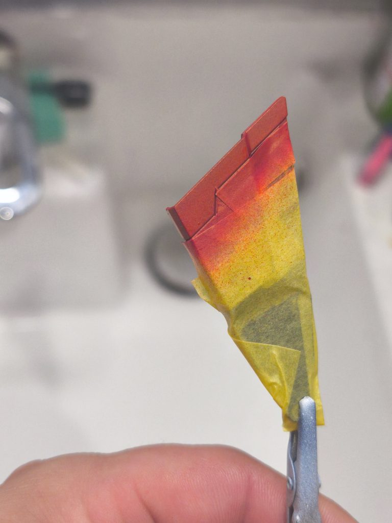 スラスターを塗装してから外側を塗装してます。