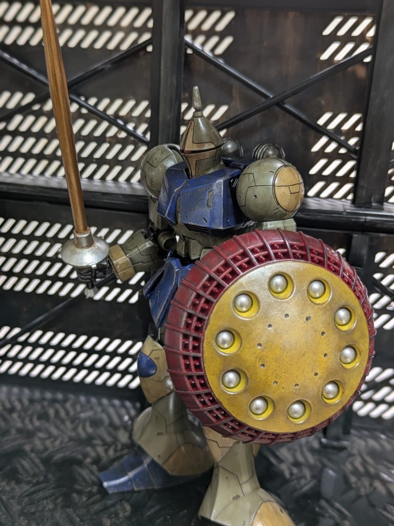 盾の黄色部分の塗装で筆ムラが目立ちました。汚しの際、スポンジで万遍なく叩いた所キレイに修正できました。😃金で塗ったサーベルが木刀に見える…😶