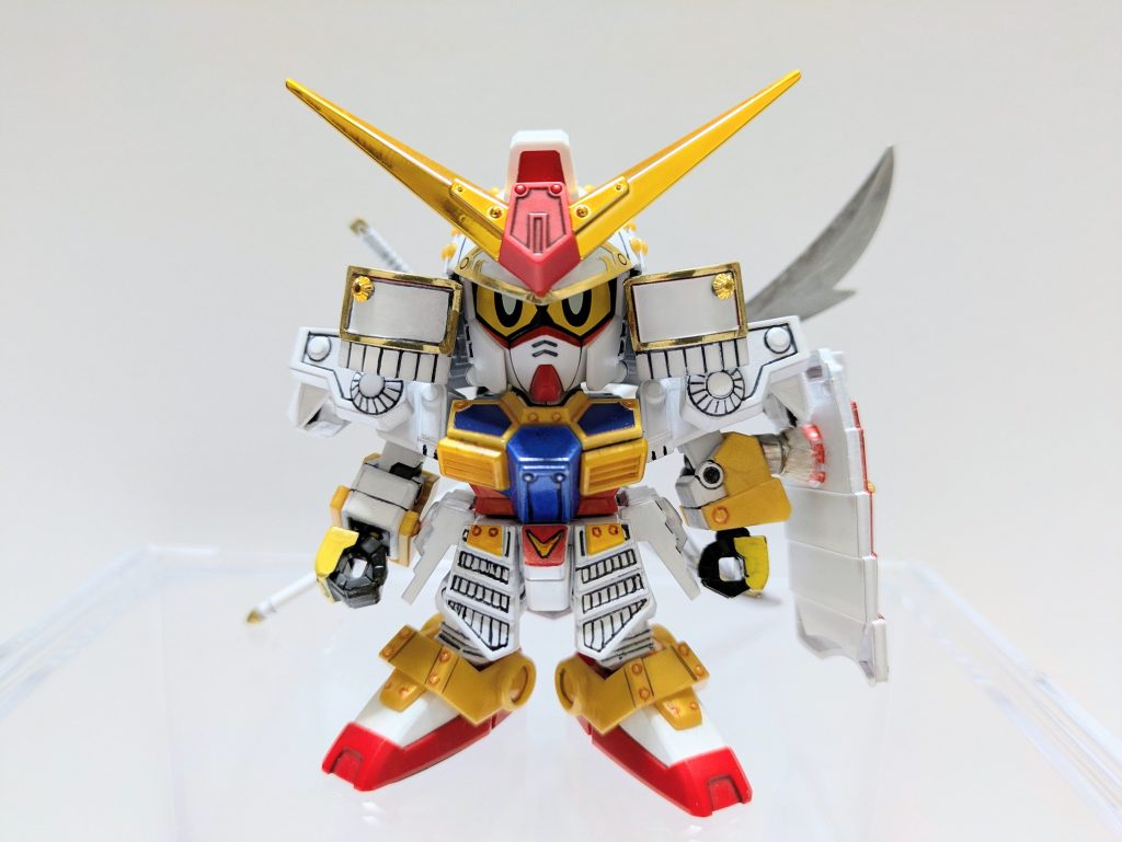 赤と黒のパーツをモチーフに忠実にするべく白塗装しました。初心者に白塗りはかなりの難関でした。サフ吹き後、光沢ホワイトのMr.カラースプレー吹きを数回、ガイアカラーのアルティメットホワイトを筆塗りで重ねました。塗りムラ、液だまり、モールド消滅…あらゆる失敗を経験してすっかり塗膜が厚くなってしまいました。塗装後のスミ入れも四苦八苦。それでも初挑戦にしては悪くない見栄えに仕上がったのではないかと思います(遠目に見れば)。個人的には目の下の赤いクマと胸鎧のブルーがいい感じに栄えてくれたと思います。最終トップコートを吹いて仕上げ。肉体部分はつや消し、鎧部分は光沢で吹き分けました。