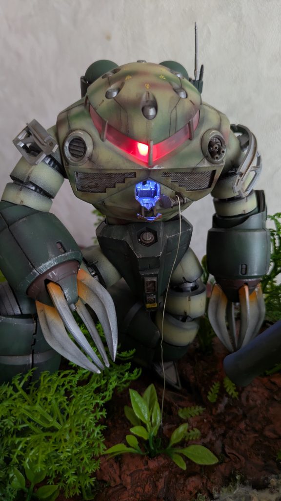 FRONT 胸のワイヤーは昇降機です。モノアイとコックピットにはLEDを入れてます。配線に意外と苦戦しました。