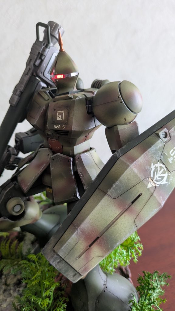 「ガンダムがよくポイ捨てするシールドとバズーカを鹵獲して持たせた」という設定です。