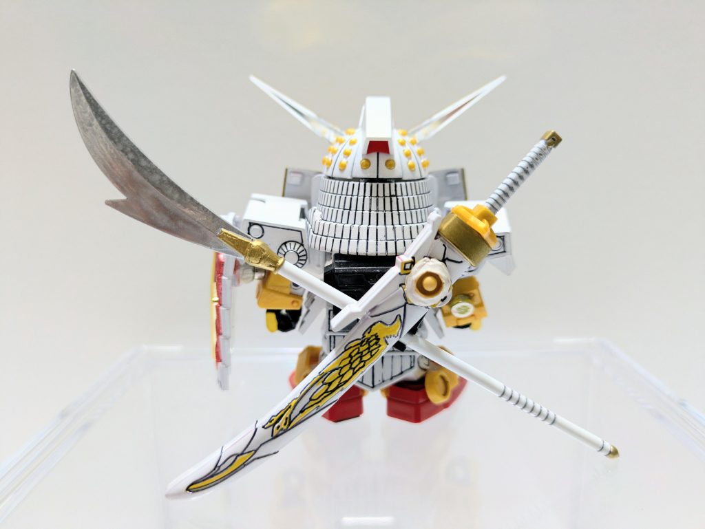 薙刀とクロスして『78代目武者頑駄無』の武輝丸を背負わせました。何気にこの鞘の鳳凰の模様の塗りが一番イライラしました。ぜんぜん不出来です…。