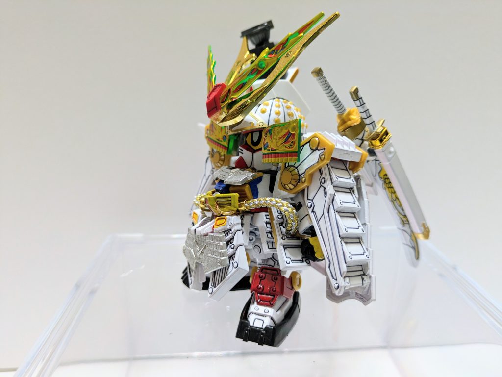 復活した輝羅鋼がいいアクセントとなってくれました。兜飾りは78代目のものだけだと寂しかったのでファースト大将軍の兜飾りと融合。より武者鎧っぽくなって満足です。また、胸から腰に伸びる綱飾りはモチーフのパイプを再現しています。100均にいいものがあって採用しました。