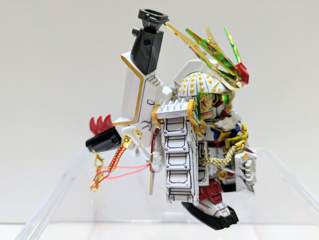 鎧のほとんどがネオジム磁石で引っ付いているかたちになりました。だから、ちょっとイビツです。技術的にもう少し頑張らないといけない点です。