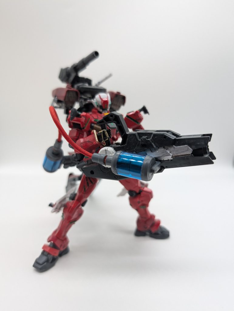追加武装は試作型メガビームバズーカ片手でも使え、取り回しが良く、独立したエネルギータンクを備えているため使用後破棄することも可能です