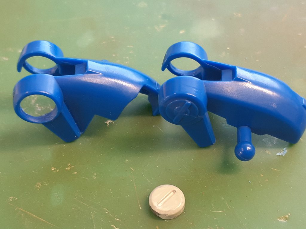 ももの丸い部分設定みたいに少し引っ込んだ感じにしたかったので、削って前に買っていた寿屋のマイナスモールドはめてみました。ちなみに値札見ると、当時定価210円でヤマダ電機は140円さらにポイント10%ついていたんですけどねぇ。今ほぼ倍の値段になりましたね。(笑)