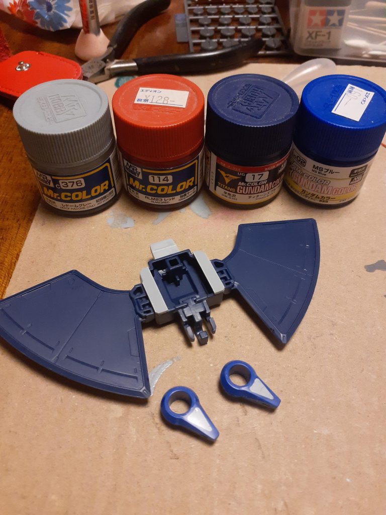 バックパックと二の腕アーマーの肉抜きをプラパンとパテでうめています。