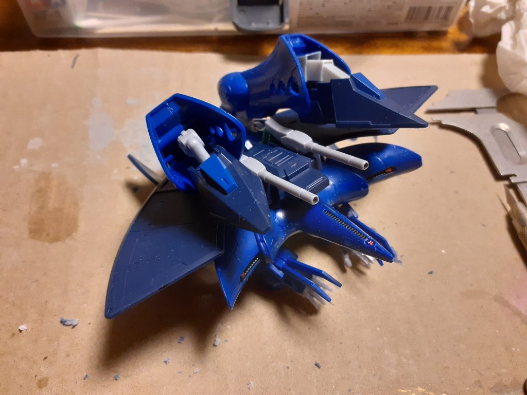 よくできたキットですが唯一残念に思ったのがMA時の水道管のようなフレームが丸見えになる足でした。共通のフレームの縛りがあるのでしょうがないのですが・・。奥の足は試作で作ってみた蛇腹風のカバーです。