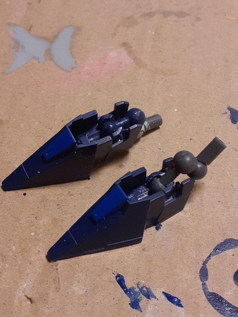 試行錯誤の末、市販のジョイントを使って3重関節にしてみました。キットのボールが4.2mmの楕円と微妙な形で5mmボールを少しずつ削るのが手間でした。あと垂直に曲がるようにかかとも加工しました。立った時元の位置に足が戻るか心配でしたが調整なしでもいけました。