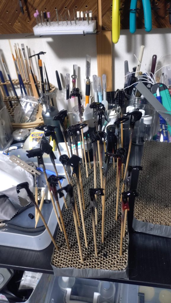 作品名：塗装の疑問<p>赤い装甲を赤く塗るために黒くするって、意味わからんよな。 でもでも赤くなる。</p>
