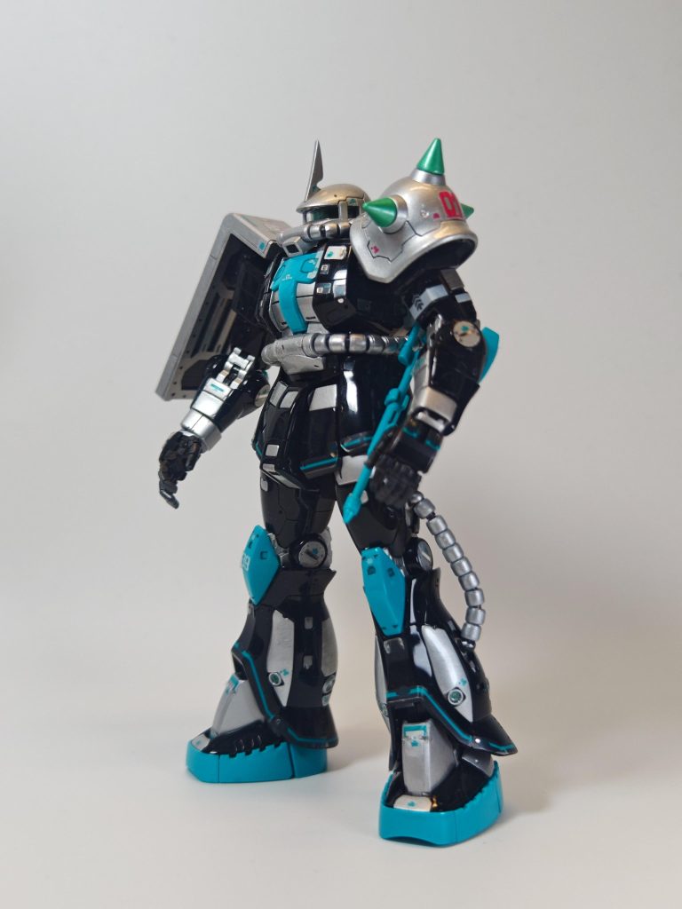 シルバー部分がチープだったので、筆塗りすることにしました。使ったのは、ファレホのアルミニウム。他には肩のトゲをファレホのエメラルドで塗ってます。(ミクと言えばネギの緑だろぉ!?)