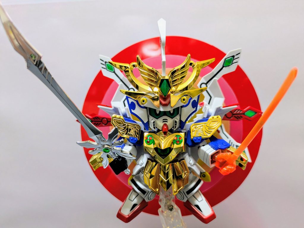 ここまで来たらと大光輪も制作。バックパックに拡張パーツを取り付け、磁石で装着しています。想定外にこの大光輪で大苦戦。CDを素材に塗装したり…透明プラ板に照明用カラーフィルターを挟んだり…ホログラムシートを重ねたり…試行錯誤と失敗を繰り返し、最終的に赤は下敷き、ピンクとオレンジはPPシート、黄色はゴールドのプラ板を4層にして完成。なんとか納得のいく仕上がりになりました。