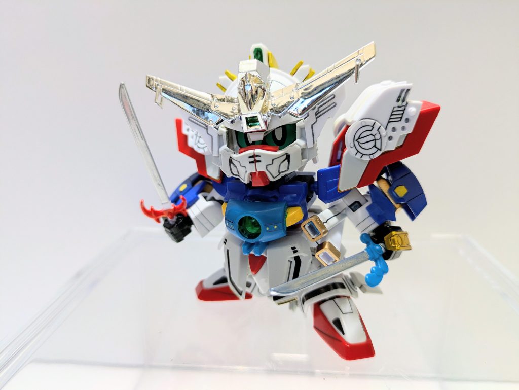 ベースキット『LEGEND BB 武者號斗丸』に『Gジェネネオ シャイニングガンダム』『爆流頑駄無』『爆熱頑駄無』の3キットをミキシング。鎧兜は爆熱のが意外にすっぽり入ったのでジョイントをいじって爆流の兜飾りを削って取り付けました。やはり兜飾りはメッキが映えますね。当初は元ネタのキットは使用せずに挑戦したいと考えていましたがパーツのストックも足りず、力及ばず断念。結局シャイニングのパーツ頼りの造形に妥協してしまいましたが、一見してモチーフを想起できる見映えにはなってくれたかなと思います。