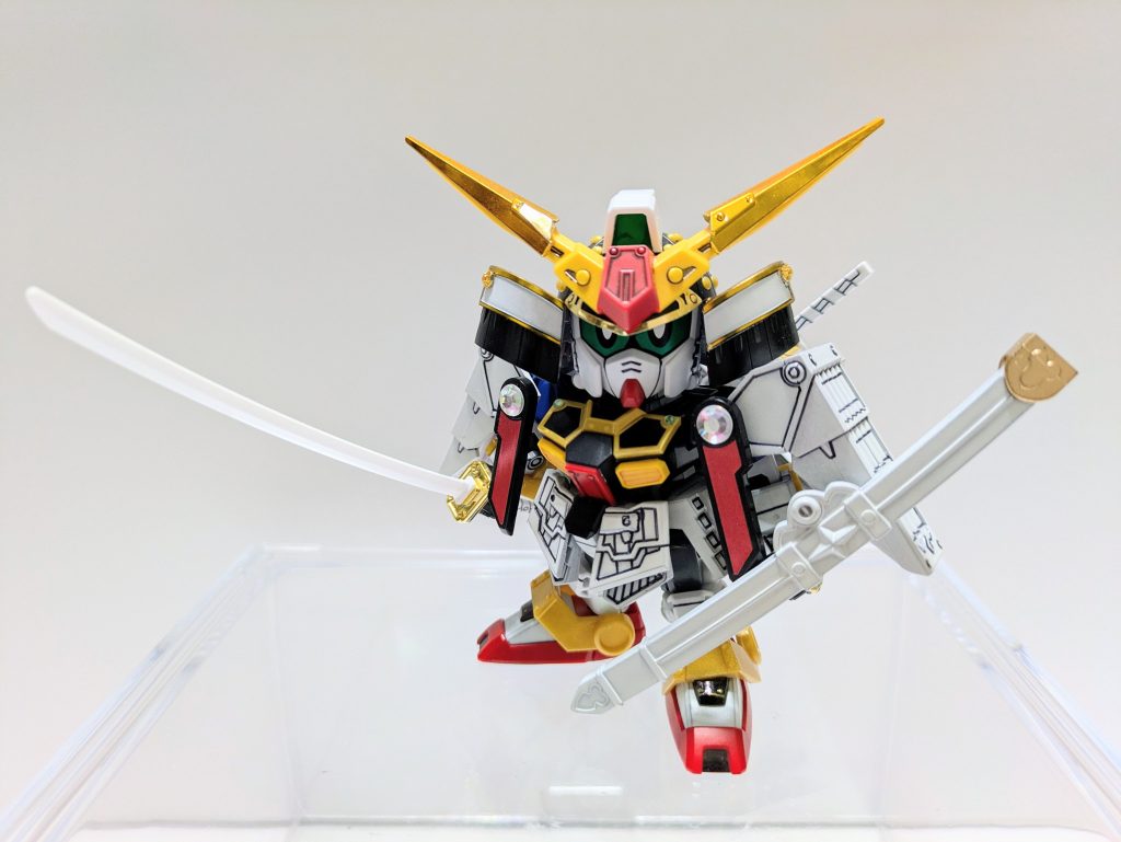 兜はLG武者のものに烈火の吹返しを移植。兜飾りは烈火のものを使いましたが、やはりメッキパーツを取り入れたいと思い、LG武者のものを切り分けて融合しました。メッキパーツの加工は神経を使いました。肩鎧の大袖を白帝同様に短くカットするか否か迷いましたが、結局そのままになりました。