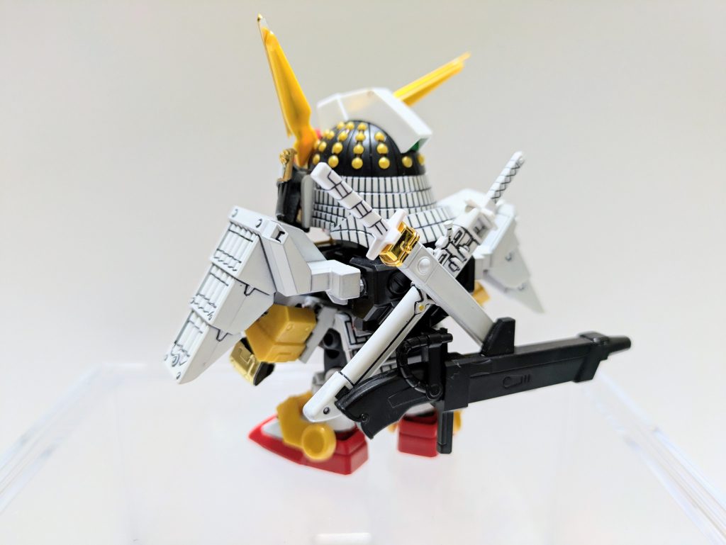 バックパックは肩鎧ごと磁石で背負えるようにしてあります。武者と烈火の刀をクロスして取り付けています。武者Mk-Ⅱは二刀流、そこだけは本家を引き継いでいます。