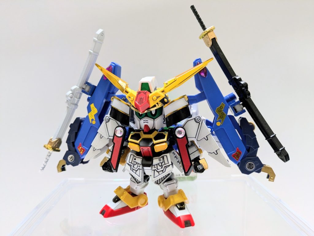 【〝超〟武者頑駄無】璽威護衛機と合体！　武者摩亜屈ではスルーされたスーパーガンダムの武者化を再現。BB戦士・武者頑駄無の説明書の漫画にチラッと登場した初期の摩亜屈のイメージに近づけました。元ネタキットのポンツーンに天翔摩亜屈のパーツでかさ増し、ファーストガンダム大将軍の長刀を左右に装着しました。もともと今作はポンツーンに長刀を内蔵したいという案から始まったのですが、試行錯誤の末にこの形に落ち着きました。