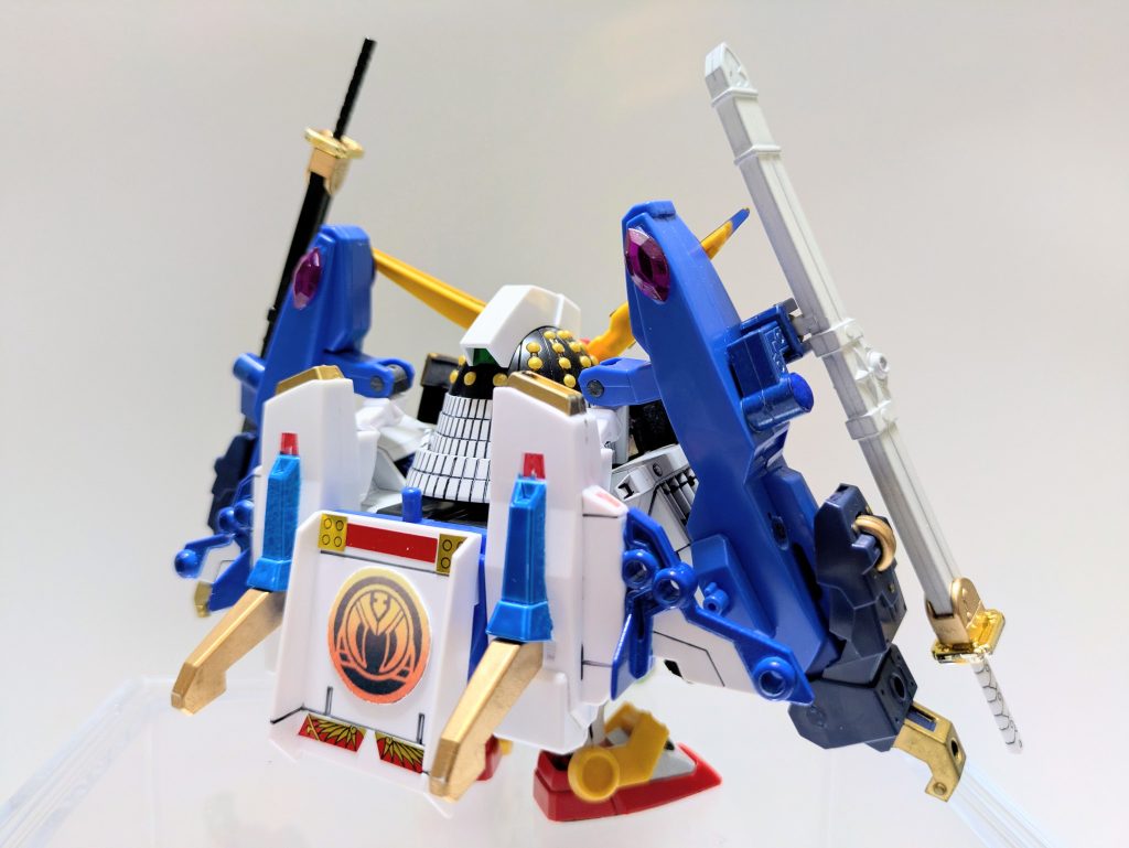 武器満載でモチーフより重装備ですが、正直言うと刀と銃を支点として使わないと重すぎて後ろに倒れてしまうんです(汗)　いろいろ悩みましたが、ウイングの穴に嵌ったのでこの形になりました。血縁はあるのか…ワンポイントで摩亜屈の家紋シールも作りました。