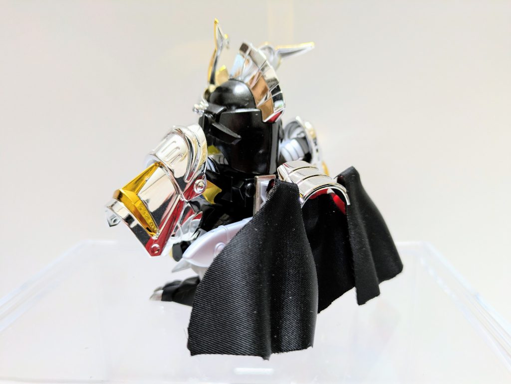 マントの内側は成形色の赤のまま、外側は100均の補修用生地シールを使って黒にしました。縁はハサミでカットしたのですが、イイ感じにほつれたようになりました。LGBB武者のバックパックと融合して着脱できるようにしました。