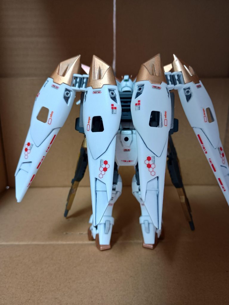 今回は全身筆塗り塗装で作成。赤ベースや青ベースのプラから白に立ち上げるのは苦労しました…