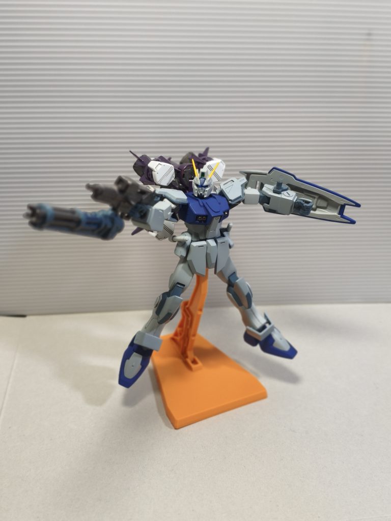 元はしょぼしょぼ(T_T)後ろの飛行機は紫に変更しましたニューガンダムが好きなので、ぽい感じで暗めの塗装しました後ろの飛行機がジオングの手みたく取れてビーム出るように出来るけど、線で付けるとめちゃくちゃ場所取るのよ(・_・;)なので閉じた状態です 台が無いと後ろが重くて倒れちゃうんですけどー