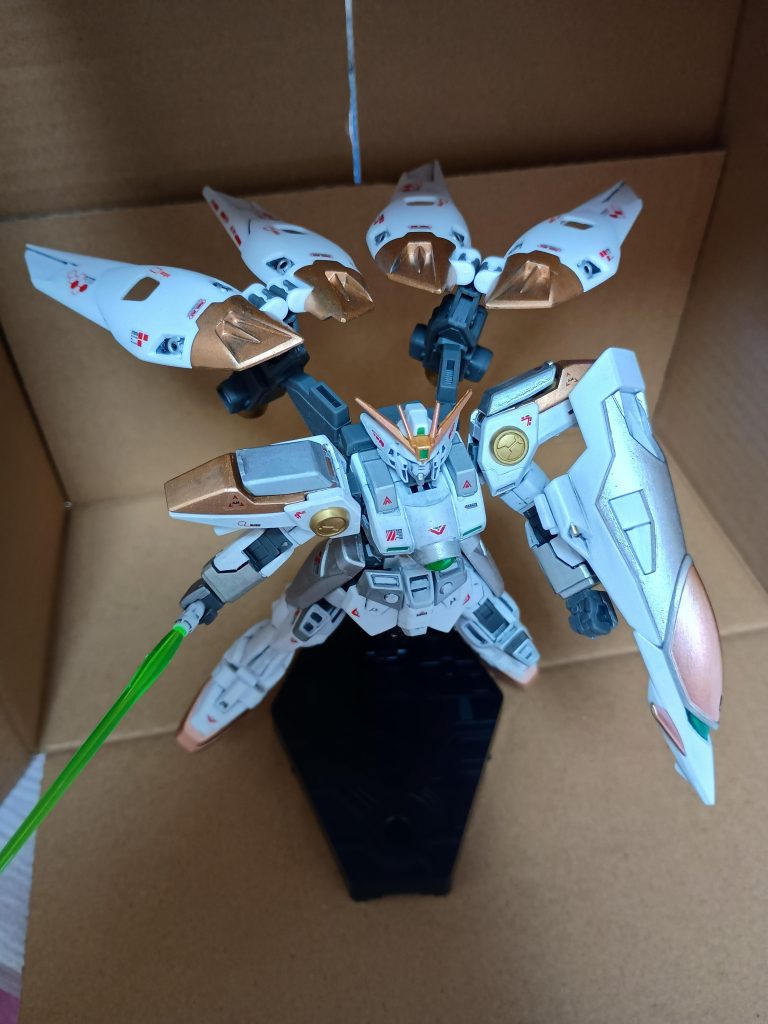 一部ガンダムマーカーの金、銀を使ってます。CAUTIONデカールは、話題のセリアで売ってるデカールシールを使ってみました。シールが薄く下地が白なら全然目立ちませんね、セリア恐るべし。