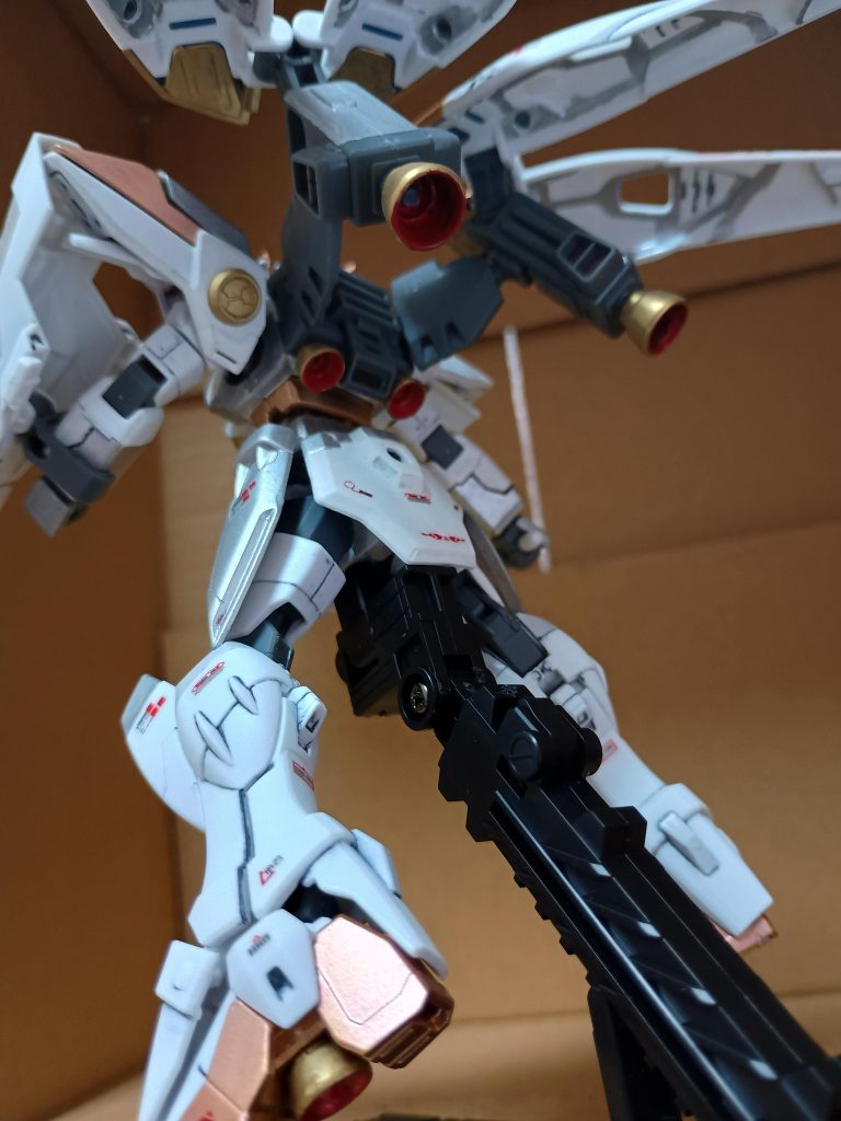 バーニア内は赤で塗った後に、やっぱり青にすればよかったと後悔。あとショルダーアーマーはシルバーかグレーに塗った方がよかったなぁと。金のパーツが家紋みたいになってますね。