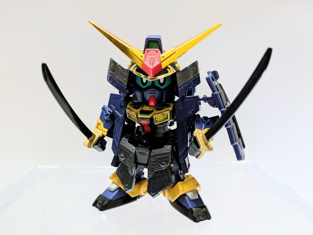 白帝、衛宇吾との区別化を図りたかったのでベースキットは『78代目武者頑駄無』を胴体に使い、頭と足だけを『LGBB武者頑駄無』に差し替えました。鎧はそのままだと芸が無いので兜の吹返しは『ファーストガンダム大将軍』のもの、前腰鎧は『天翔狩人摩亜屈』のパーツを切り出して改造しました。