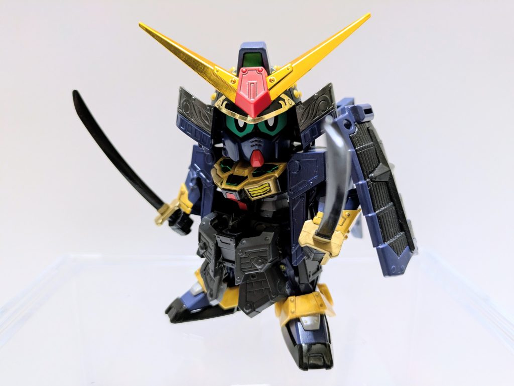 兜飾りの金メッキ、赤とゴールドの成形色パーツ以外は塗装、がんばりました！　クレオスのティターンズブルー１と２を使用してモチーフのカラーリングに塗り分けました。１の塗料…かなり臭い(泣)