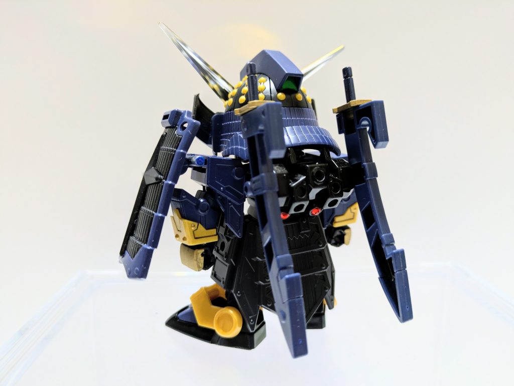 バックパックを改造し、天翔摩亜屈の空刃・天刃を背負えるようにしました。バックパックと靴底は光沢ブラックで塗り分けています。ブースター部分は赤のラインストーンでディテールアップ。衛宇吾では盾を作らなかったので余剰パーツで作成。肩に差し込めるようにしました。