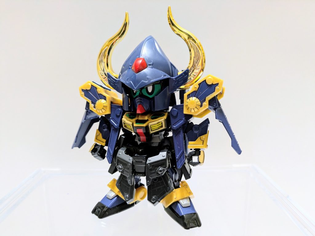 【戦闘強化武装】兄弟のどちらかには既存の武者頑駄無摩亜屈の要素を持たせたかったので天翔摩亜屈の鎧兜を被せられるようジョイントを加工。78代目武者の肩鎧に天翔摩亜屈の大袖を切り出して差し替えました。金メッキの角がイイ感じ。青い摩亜屈といったらやっぱりコレですよね。